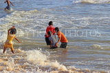 SRI LANKA, Negombo, evening by the seaside, people enjoying paddling, SLK5939JPL