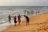 SRI LANKA, Negombo, evening by the seaside, people enjoying paddling, SLK5941JPL
