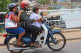 SRI LANKA, Negombo, family on moped, SLK2623JPL