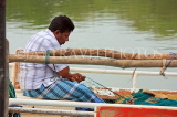 SRI LANKA, Negombo, fisherman mending nets, SLK2642JPL