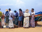SRI LANKA, Negombo, fishermen and fishwives sorting out catch, SLK1540JPL