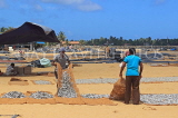 SRI LANKA, Negombo, fishermen drying the fish (to prepare salt fish), SLK6304JPL