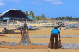 SRI LANKA, Negombo, fishermen drying the fish (to prepare salt fish), SLK6305JPL