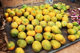 SRI LANKA, Negombo, market, fruit and vegetable market, Papaya fruit, SLK2694JPL