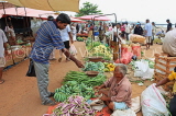 SRI LANKA, Negombo, market, fruit and vegetable market, shopper paying vendor, SLK2710JPL