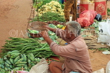 SRI LANKA, Negombo, market, fruit and vegetable market, vendor with scales, SLK2709JPL