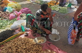 SRI LANKA, Negombo, market, vendor with scales weighing ginger, SLK6177JPL