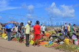 SRI LANKA, Negombo, market scene, fruit and vegetable market, SLK6160JPL