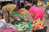 SRI LANKA, Negombo, market scene, fruit and vegetable market, SLK6165JPL