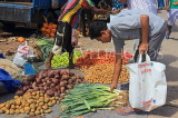 SRI LANKA, Negombo, market scene, fruit and vegetable market, SLK6172JPL