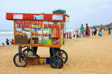 SRI LANKA, Negombo, snacks vendor on beach, SLK2512JPL