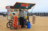 SRI LANKA, Negombo, snacks vendor on beach, SLK2516JPL