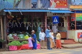 SRI LANKA, Pussellawa, town centre, people and small shops, SLK4233JPL