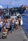 SWEDEN, Stockholm, Old Town (Gamla Stan), commuters getting off ferry, SWE203JPL