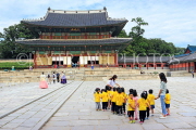 South Korea, SEOUL, Changdeokgung Palace, Injeongjeon (Throne Hall), school children, SK189JPL