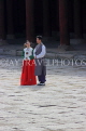 South Korea, SEOUL, Changgyeonggung Palace, complex, couple in Hanbok attire, SK148JPL