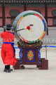 South Korea, SEOUL, Gyeongbokgung Palace, Sumunjang Changing Ceremony, drummer, SK415JPL