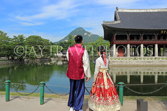 South Korea, SEOUL, Gyeongbokgung Palace, couple in Hanbok attire, by Gyeonghoeru Pavilion, SK363JPL