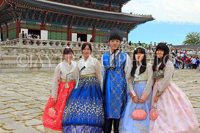 South Korea, SEOUL, Gyeongbokgung Palace, visitors in Hanbok attire posing for photos, SK351JPL