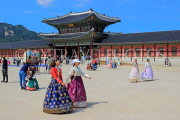 South Korea, SEOUL, Gyeongbokgung Palace, visitors in traditional Hanbok attire, SK466JPL