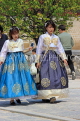 South Korea, SEOUL, Gyeongbokgung Palace, visitors in traditional Hanbok attire, SK46JPL