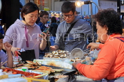 South Korea, SEOUL, Myeongdong, street food, food stalls, SK1315JPL