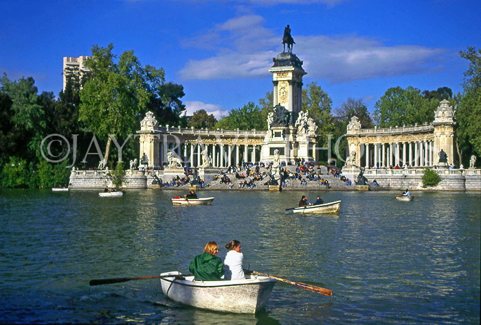 Spain, MADRID, Retiro Park, boating lake and Glorieta memorial to Alfonso XII, MAD87JPL