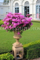 THAILAND, Bang Pa-In (nr Ayutthaya), gardens, ornamental pots, Bouainvillea flowers, THA2571JPL