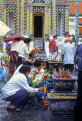 THAILAND, Bangkok, GRAND PALACE (Wat Phra Keo), worshippers with flower offerings, THA1978JPL