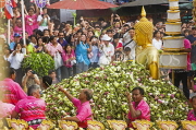 THAILAND, Bangkok, Rap Bua Lotus Throwing Festival, boat with Buddha statue, flowers, THA2186JPL