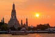 THAILAND, Bangkok, WAT ARUN (Temple of Dawn) at sunset & Chao Phraya River, THA3151JPL