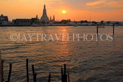 THAILAND, Bangkok, WAT ARUN (Temple of Dawn) at sunset & Chao Phraya River, THA3154JPL