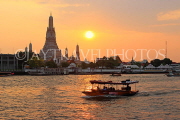 THAILAND, Bangkok, WAT ARUN (Temple of Dawn) at sunset & Chao Phraya River, THA3156JPL
