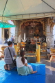 THAILAND, Bangkok, Wat Chana Songkhram, worshippers at shrine, THA3011JPL
