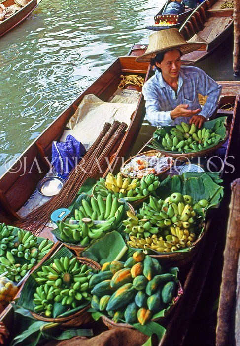 THAILAND, Damnoen Saduak (Floating Market), banana and papaya seller, THA1909JPL