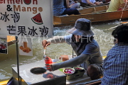 THAILAND, Damnoen Saduak (Floating Market), drinks vendor in sampan, THA2995JPL
