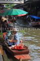 THAILAND, Damnoen Saduak (Floating Market), food vendor in sampan, THA2983JPL