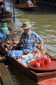THAILAND, Damnoen Saduak (Floating Market), food vendor in sampan, THA2984JPL