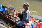 THAILAND, Damnoen Saduak (Floating Market), food vendor in sampan, THA2985JPL