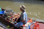 THAILAND, Damnoen Saduak (Floating Market), food vendor in sampan, THA2986JPL
