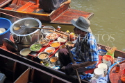 THAILAND, Damnoen Saduak (Floating Market), food vendor in sampan, THA2987JPL