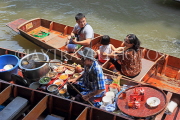 THAILAND, Damnoen Saduak (Floating Market), food vendor in sampan, THA2989JPL
