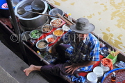 THAILAND, Damnoen Saduak (Floating Market), food vendor in sampan, THA2990JPL