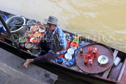 THAILAND, Damnoen Saduak (Floating Market), food vendor in sampan, THA2991JPL