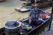 THAILAND, Damnoen Saduak (Floating Market), food vendor in sampan, THA2993JPL