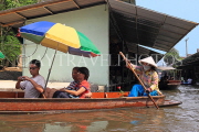 THAILAND, Damnoen Saduak (Floating Market), tourists on boat ride, THA2960JPL