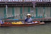 THAILAND, Damnoen Saduak (Floating Market), vendor in sampan, THA2939JPL