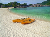THAILAND, Koh Tao, Nang Yuan island, kayaks on beach, THA2040JPL