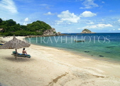 THAILAND, Koh Tao Island, beach and sunbather under sunshade, THA2091JPL