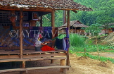THAILAND, Northern Thailand, Mae Hong Son, Pa Dong tribe woman weaving, THA1905JPL